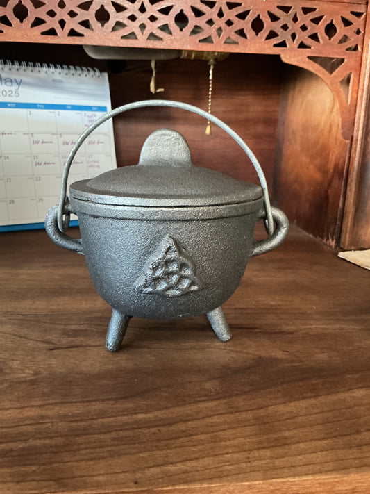 Triquetra Cast Iron Cauldron w/lid, 4-5"